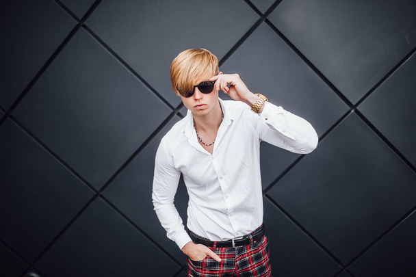Blonde man in sunglasses and white shirt looking at camera - Foto, immagini