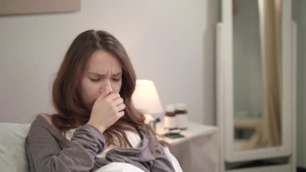 Beteg lány az ágyban fekve. Fiatal nő hálószobában rossz érzés. Beteg asszony - Felvétel, videó
