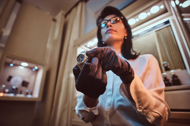 Πωλητής δείχνει μια αποκλειστική mens ρολόι χεριού από τη νέα συλλογή στο κατάστημα κοσμημάτων πολυτελείας - Φωτογραφία, εικόνα