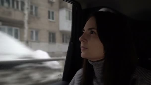Κορίτσι βόλτες σε ένα ταξί στο μέρα του χειμώνα - Πλάνα, βίντεο