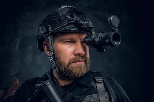 Close-up πορτρέτο ενός γενειοφόρου ειδικών δυνάμεων στρατιώτη παρατηρεί το περιβάλλον νύχτα όραμα γυαλιά. - Φωτογραφία, εικόνα