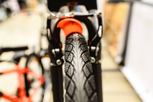 Rad mit schmalen Reifen für die Stadt eines Fahrrads. - Foto, Bild