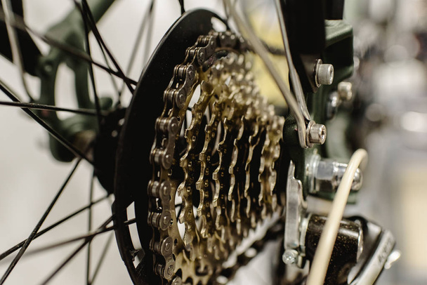 кассету на заднем колесе горного велосипеда для переключения передач
. - Фото, изображение