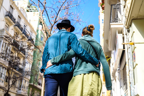 Ζευγάρι των εραστών περπάτημα στους δρόμους ως τουρίστες, φορέματ - Φωτογραφία, εικόνα