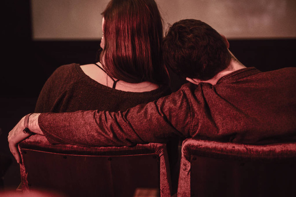 Вид на молодую пару, смотрящую ретро-фильм в кинотеатре на свидании
 - Фото, изображение