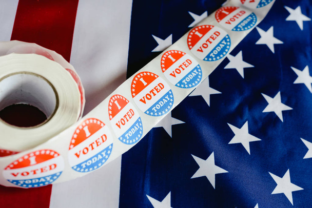 Ψήφισα σήμερα αυτοκόλλητο, τυπικό μας εκλογές στην αμερικανική σημαία. - Φωτογραφία, εικόνα