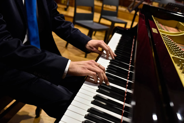 Pianiste professionnel interprétant une pièce sur un piano à queue
. - Photo, image