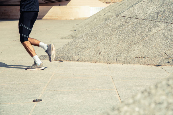 Бігун чоловік зі спортивним одягом тренування працює в міському середовищі
 - Фото, зображення