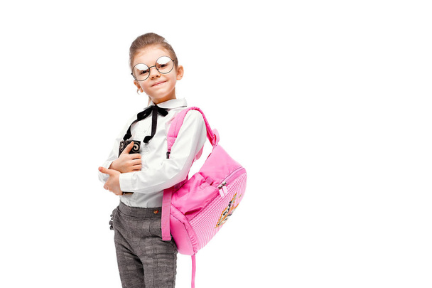 Niño con mochila. Chica con bolso escolar rosa aislado en blanco
. - Foto, imagen