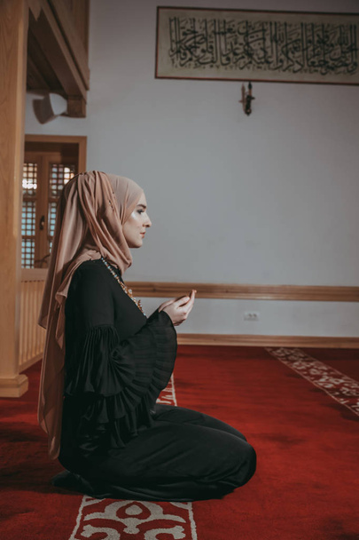 Menina muçulmana rezar na mesquita
  - Foto, Imagem