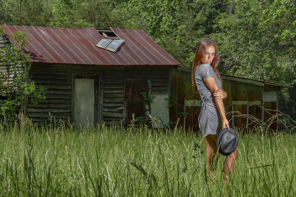 Linda morena modelo posando ao ar livre em um ambiente rural
 - Foto, Imagem