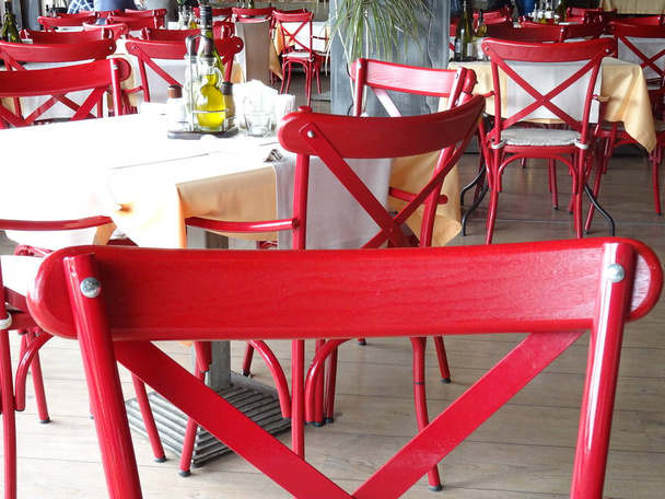 Red Wooden Restaurant Chairs - Valokuva, kuva