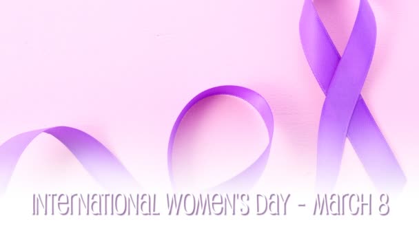 Nemzetközi női nap, március 8-án, lila szalagok az animált szöveg. - Felvétel, videó