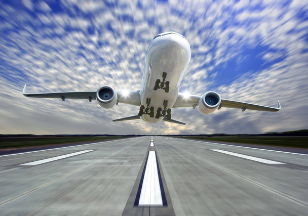 Passagierflugzeug in den Wolken. - Foto, Bild