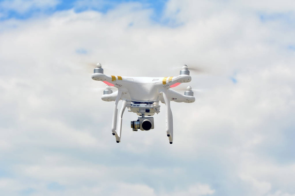 高解像度デジタル カメラとドローン quadrocopter。空中写真やビデオのための新しいツール. - 写真・画像