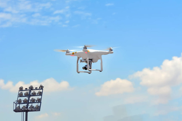 Drone quadrocopter yüksek çözünürlüklü dijital kamera ile. Havadan fotoğraf ve video için yeni araç. - Fotoğraf, Görsel