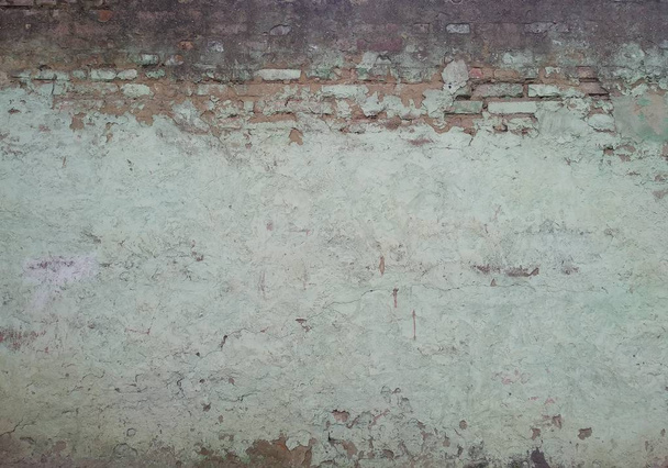 vieux plâtre fissuré dans le mur de briques
 - Photo, image