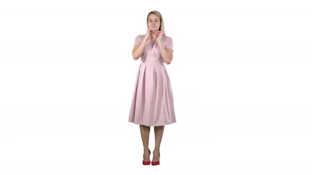 ピンクのドレスが白い背景の上に鏡を見て入札美少女. - 映像、動画