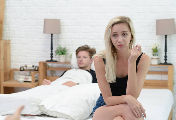  Csalódott és szomorú barátnője ülni ágy gondol-ból kapcsolat prob - Fotó, kép