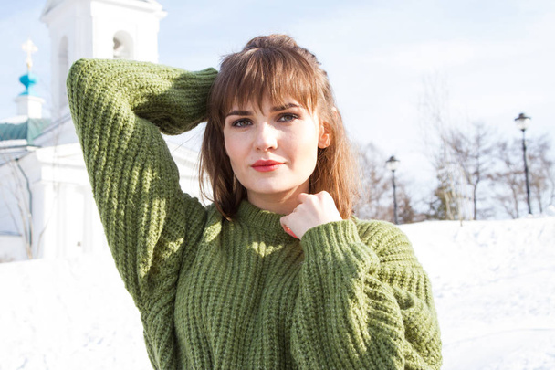Menina em uma camisola verde quente. Inverno
 - Foto, Imagem
