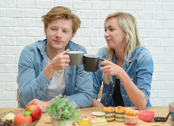 Šťastný pár jíst přestávka na kávu a dezert v bílé Kuc - Fotografie, Obrázek