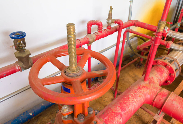 ventil systém potrubí staré velké instalatérské červená voda která  - Fotografie, Obrázek