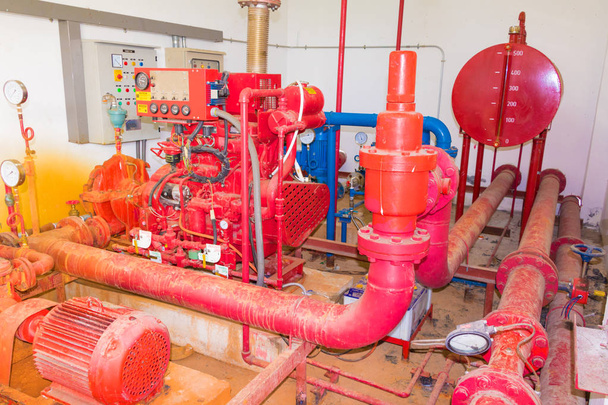 Régi nagy vízvezeték-vörös, amely por piszkos belül csőrendszer - Fotó, kép
