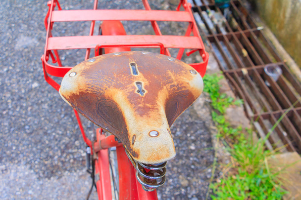 Крупный план кожи седло велосипед красный классический винтаж
 - Фото, изображение