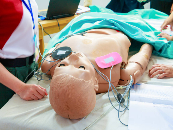 манекен у навчанні КНР медичної екстреної допомоги
 - Фото, зображення