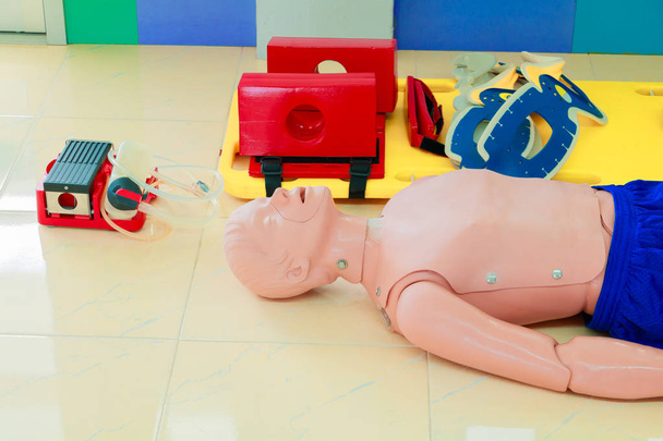 mannequin et civière en formation cpr médical d'urgence rafraîchissement
 - Photo, image