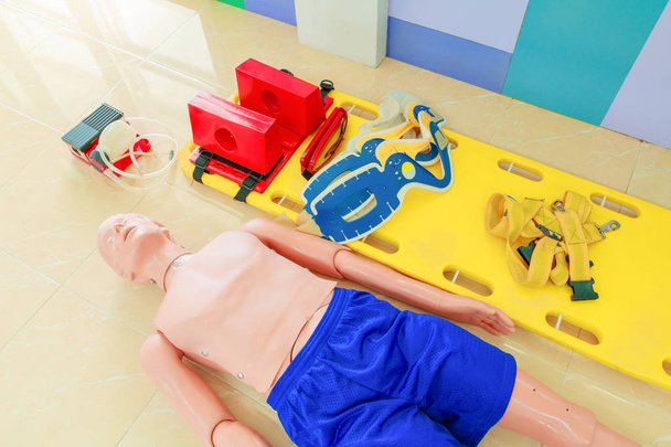 Dummy en brancard in cpr medische noodgevallen herhalings opleiding - Foto, afbeelding