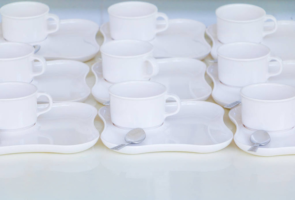 Gruppe weiße Kaffeetasse leer auf dem Tisch - Foto, Bild