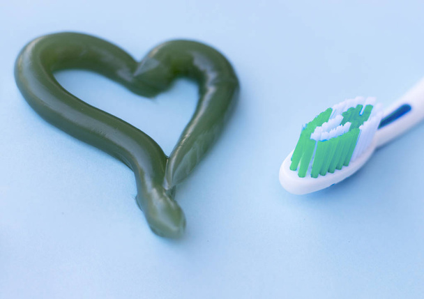 Символ серця з зубної пасти та зубної щітки. Концепція стоматології c
 - Фото, зображення