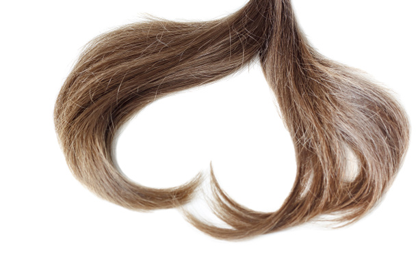 Прядь светло-коричневых волос в форме сердечка крупным планом, выделенная на белом фоне
 - Фото, изображение
