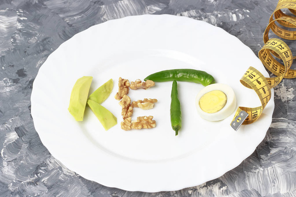 Inscriptie Keto gemaakt van eieren, noten en avocado. Ketogeen dieet concept - Foto, afbeelding