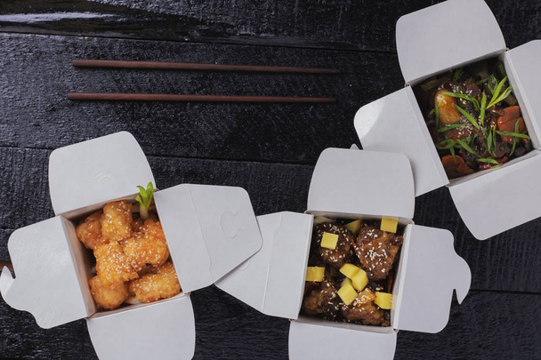 bovenaanzicht van aziatische wok voedsel in dozen, close-up - Foto, afbeelding