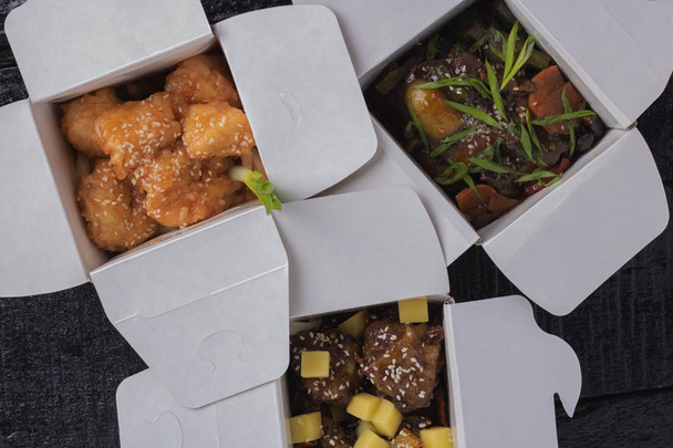 top view ázsiai wok élelmiszer dobozokban, közelkép - Fotó, kép