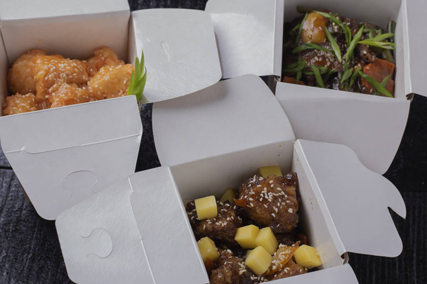 πάνω άποψη των ασιατικών τροφίμων γουόκ σε κουτιά, κοντά - Φωτογραφία, εικόνα