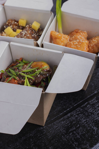weghalen aziatische wok voedsel in dozen, close-up - Foto, afbeelding