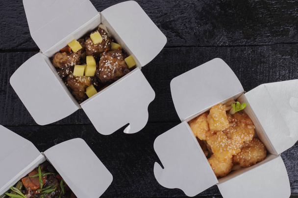 vista superior de asiático wok comida em caixas, close-up - Foto, Imagem