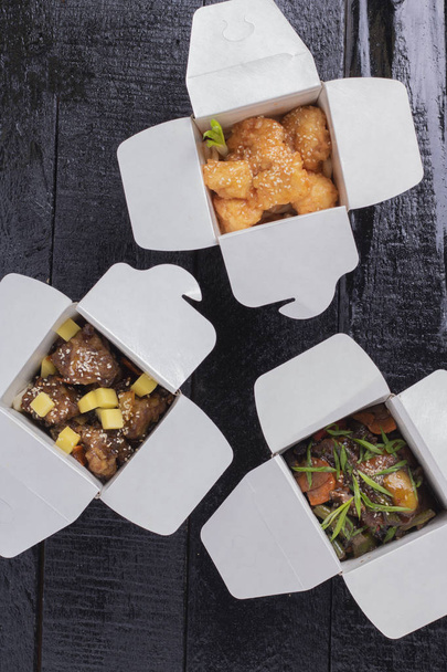 вид зверху на азіатську їжу в коробках, крупним планом
 - Фото, зображення