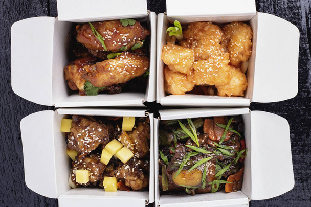 vue de dessus de la nourriture asiatique wok dans des boîtes, gros plan - Photo, image
