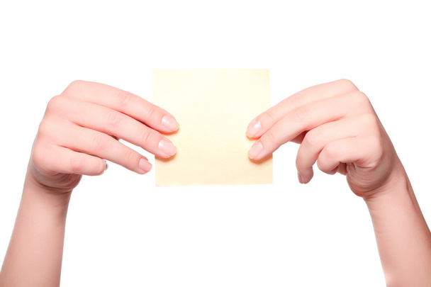 Manos humanas sosteniendo tarjeta blanca amarilla. Aislado sobre blanco
 - Foto, imagen