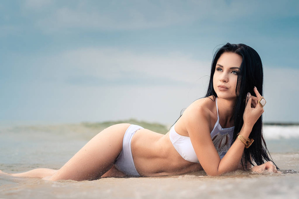 Piękna dziewczyna w bikini na plaży - Zdjęcie, obraz
