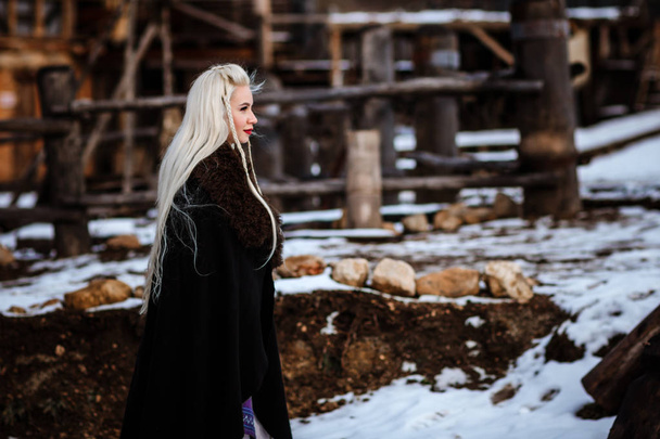 Красивая молодая женщина держит викинга с светлыми волосами. Изображение исторической фигуры
 - Фото, изображение