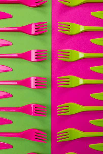 Conjunto colorido de utensílios de mesa de plástico isolado no fundo
 - Foto, Imagem