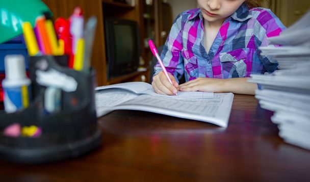 Il bambino fa i compiti, scrive e impara. Primo piano a portata di mano
 - Foto, immagini
