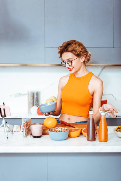 Pozytywne, szczęśliwą kobietą, gotowanie w kuchni - Zdjęcie, obraz