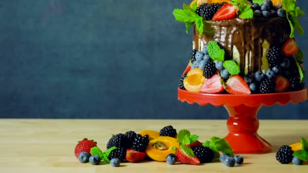 Вкусный шоколадный торт, украшенный свежими фруктами и ягодами
. - Кадры, видео