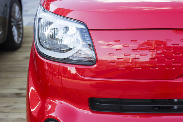 Sportovní červené auto čelní pohled, detail - Fotografie, Obrázek